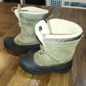 Magellan Outdoors Tan Boots Sz 2 D Thinsulate 200-gram Faux Fur Snow